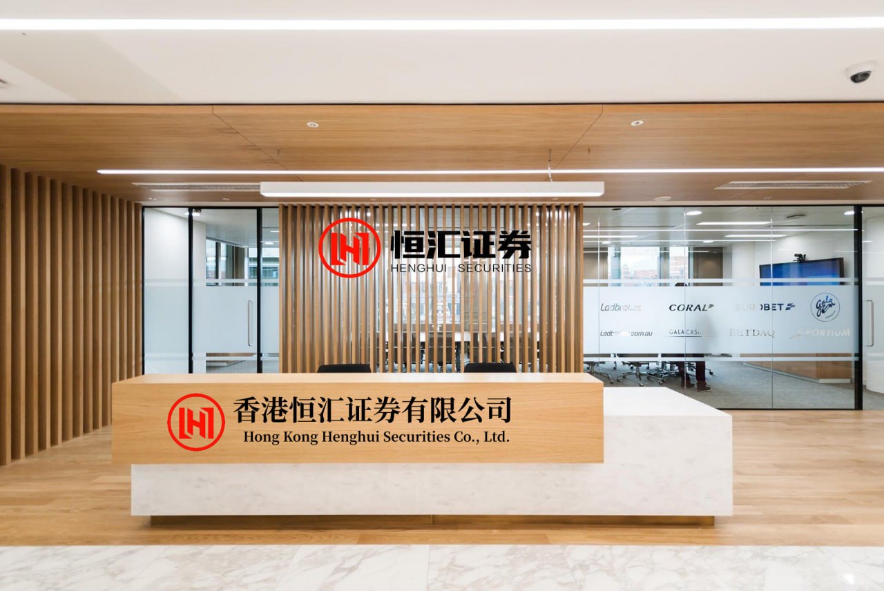 云管家 真让人后背发凉。一个乌克兰女人，自己国家还在打仗，居然在社交平台上发帖，祈祷日本再次发动侵华战争。帖子底下，1328个点赞，163次转发，258条引用。数字还在涨。这不是什么流量狂欢，这是赤裸裸的恶毒诅咒。更离谱的是什么？这人前脚刚说完这种话，后脚就开始抱怨：中国给乌克兰的...